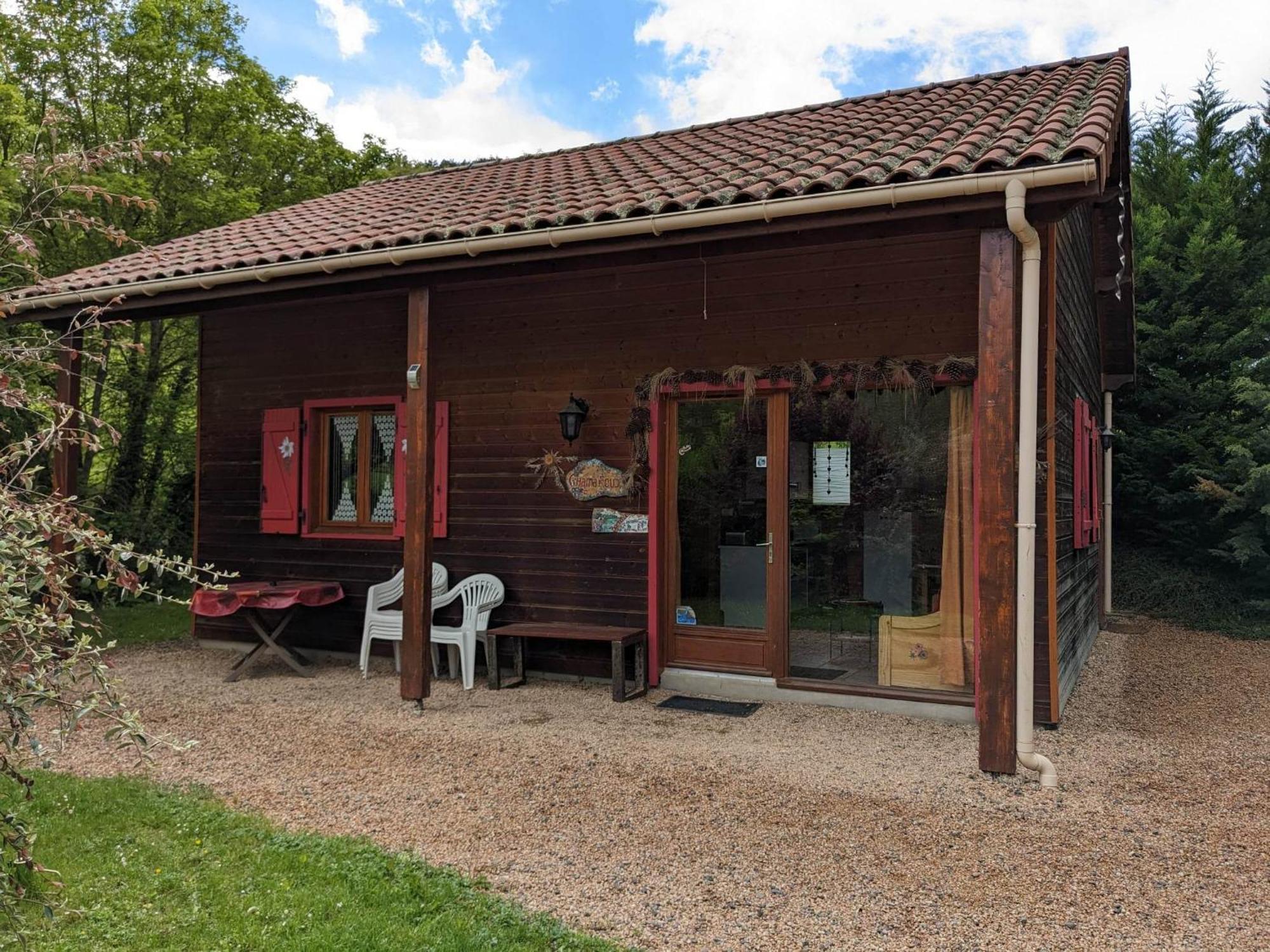 Les Chalets De La Vigne Grande Saint-Floret Luaran gambar