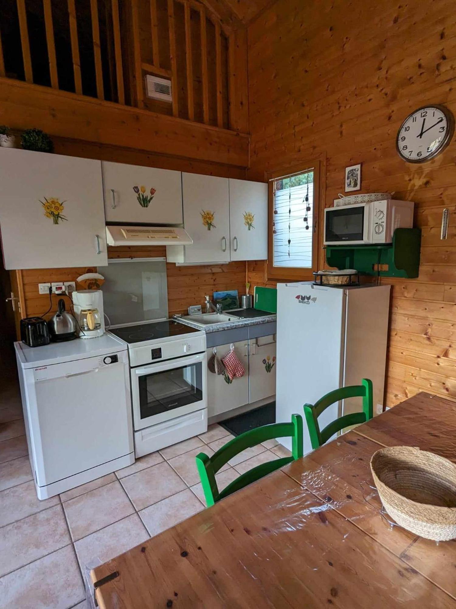 Les Chalets De La Vigne Grande Saint-Floret Luaran gambar